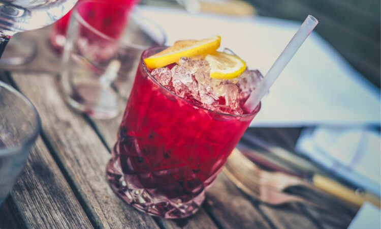 5 Kasta Sirup Indomaret Paling Segar yang Cocok Disuguhkan Saat Lebaran Mojok.co