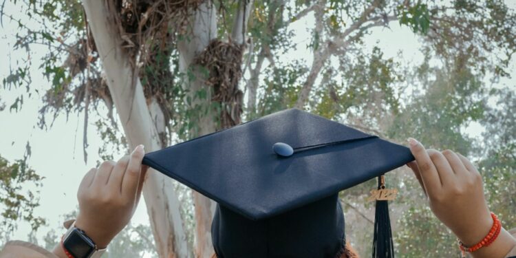 Berdamai dengan Stereotipe Alumni UIN, Satu-satunya Cara Hidup Tenang Setelah Lulus Mojok.co