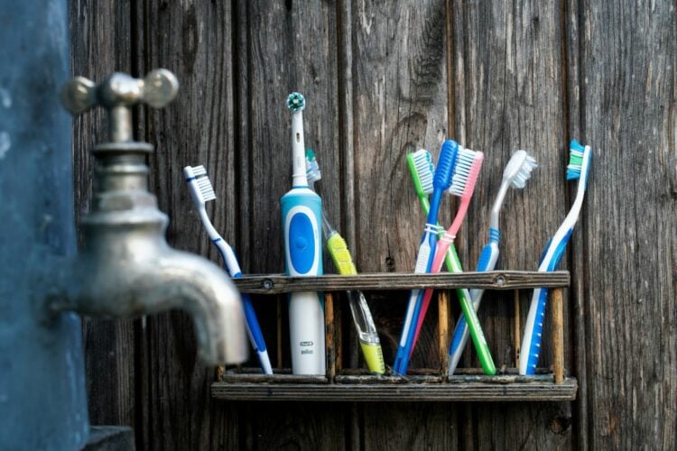 5 Rekomendasi Sikat Gigi Lembut dan Nggak Bikin Gusi Sakit