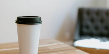 Orang Kini Lebih Pilih Minimarket Buat Nongkrong dan Ngopi, Kafe Harus Waspada