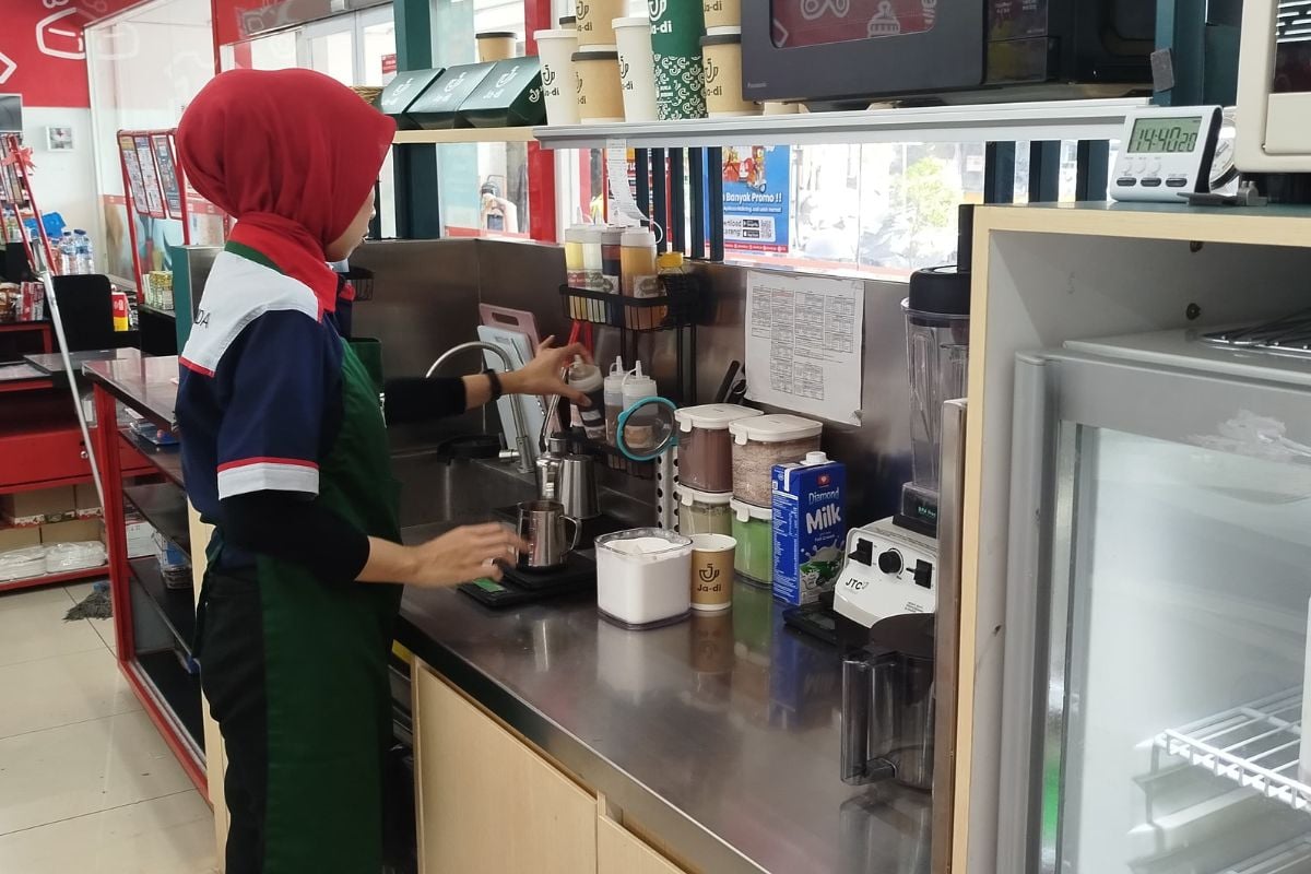 Barista Ja~di Alfamidi meracik kopi pesanan saya (Dok. Pribadi)