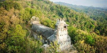 Pengalaman Pertama Berkunjung ke Bukit Rhema “Gereja Ayam” Magelang: Hampir Mati Kelelahan Naik Tangga, Diganjar Pemandangan Super Indah
