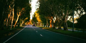 Dua Sisi Jalan Bina Marga Cipayung: Jalur Horor Sekaligus Destinasi Wisata Kuliner Jakarta Timur