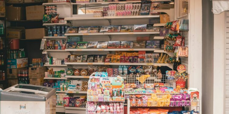 5 Barang Paling Banyak Dibeli Pelanggan Menurut Penjaga Warung Madura