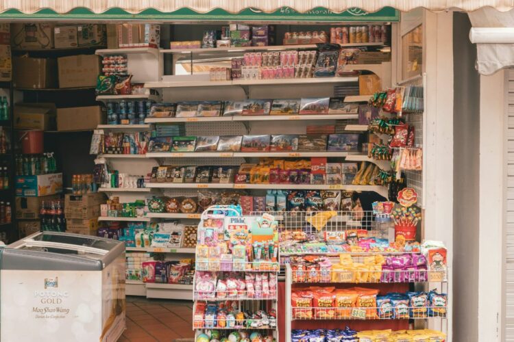 5 Barang Paling Banyak Dibeli Pelanggan Menurut Penjaga Warung Madura