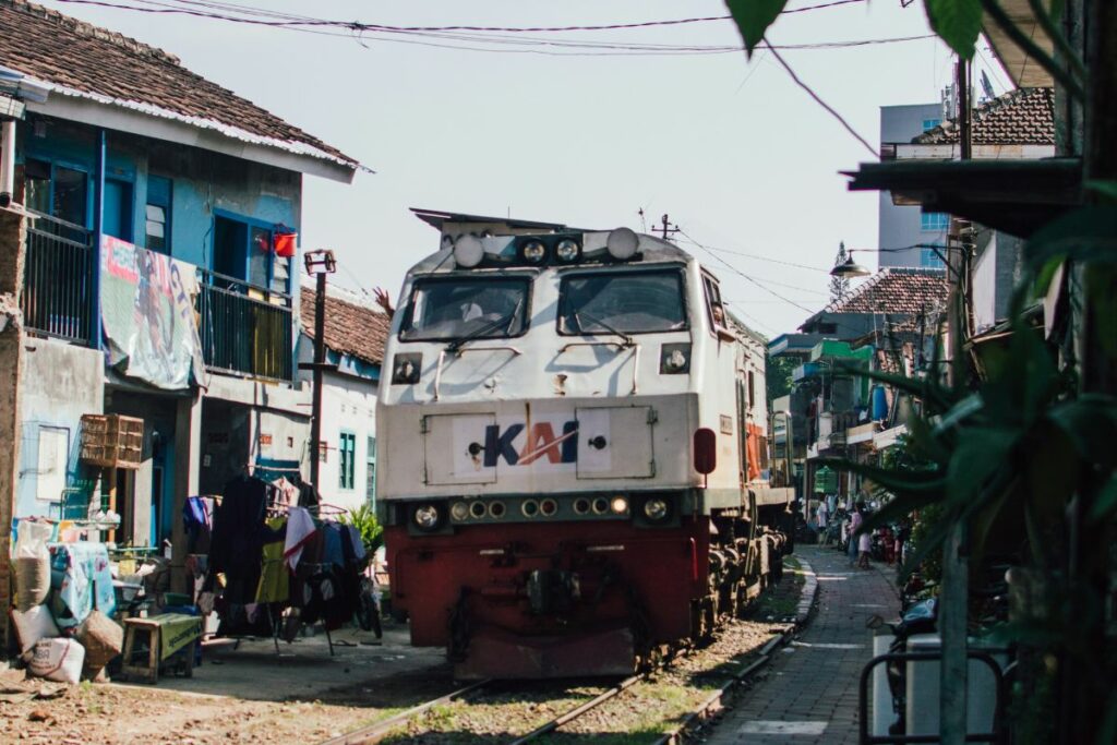 4 Risiko Punya Rumah Dekat Rel Kereta Api yang Nggak Diketahui Banyak Orang