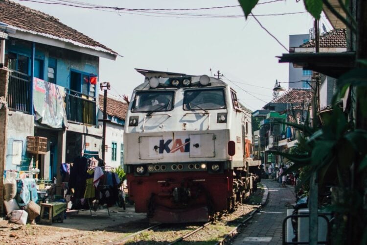 4 Risiko Punya Rumah Dekat Rel Kereta Api yang Nggak Diketahui Banyak Orang