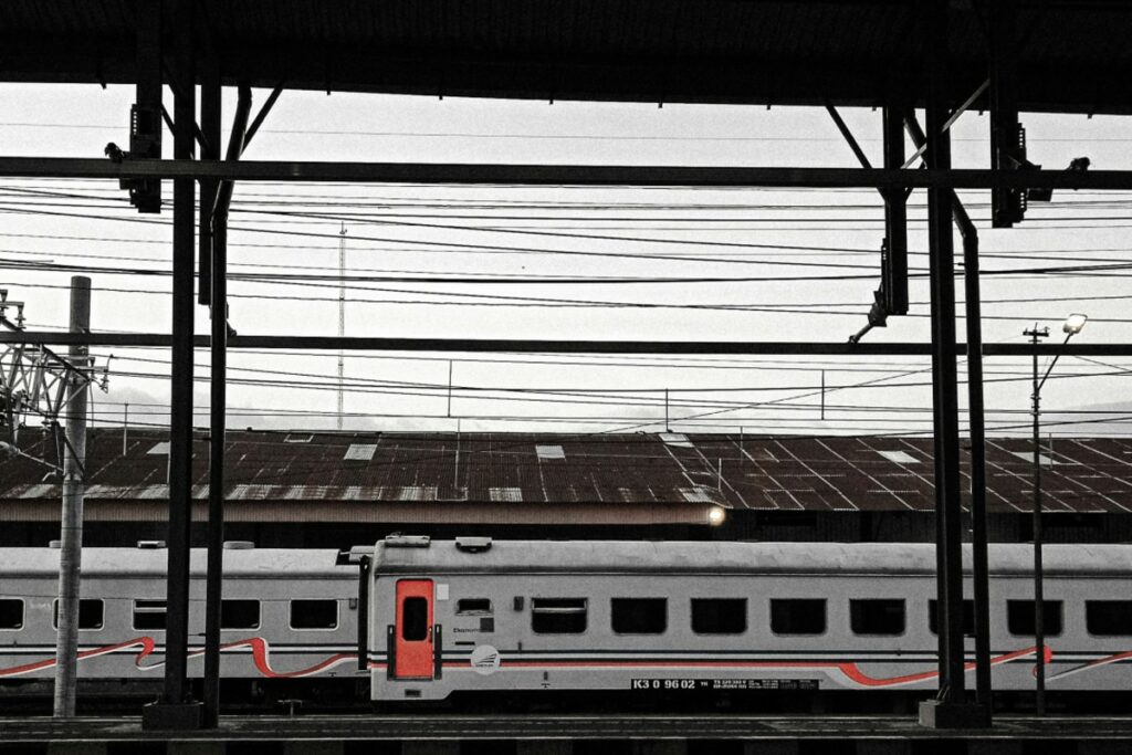 Jalan Lempuyangan, Jalur KA Paling Menjengkelkan di Jogja (Unsplash)
