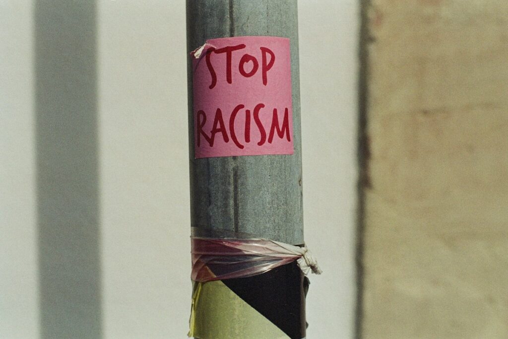 Pengepungan di Bukit Duri Distopia Diskriminasi Rasial terhadap Etnis Tionghoa (Unsplash)