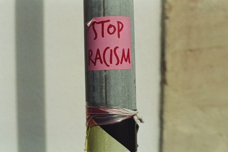 Pengepungan di Bukit Duri Distopia Diskriminasi Rasial terhadap Etnis Tionghoa (Unsplash)