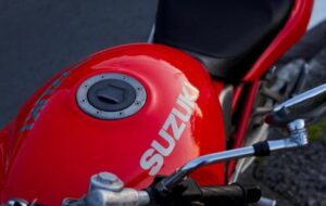 Suzuki Memang Pabrik Motor Paling Aneh, Bukannya Jualan Cari Cuan, eh Mereka Malah Ibadah