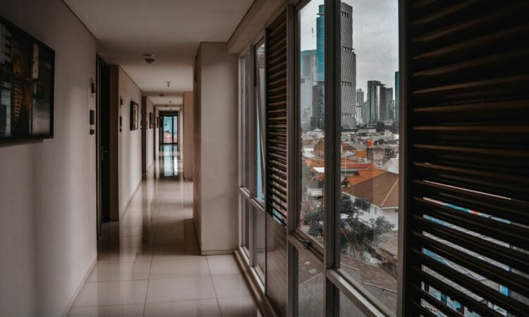 4 Hal yang Sebaiknya Dipertimbangkan Perempuan sebelum Memutuskan Tinggal di Kos Campur Mojok.co