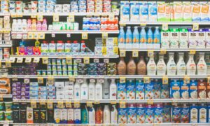 5 Minuman Kemasan yang Cuma Dijual di Warung Madura, Nggak Ada di Indomaret dan Alfamart 