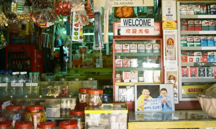 5 Camilan yang Membuat Warung Madura Lebih Unggul daripada Indomaret dan Alfamart Mojok.co