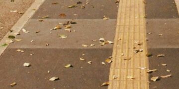 Trotoar Sambiroto Semarang Lebih Cocok Disebut Halang Rintang daripada Area Pedestrian Mojok.co