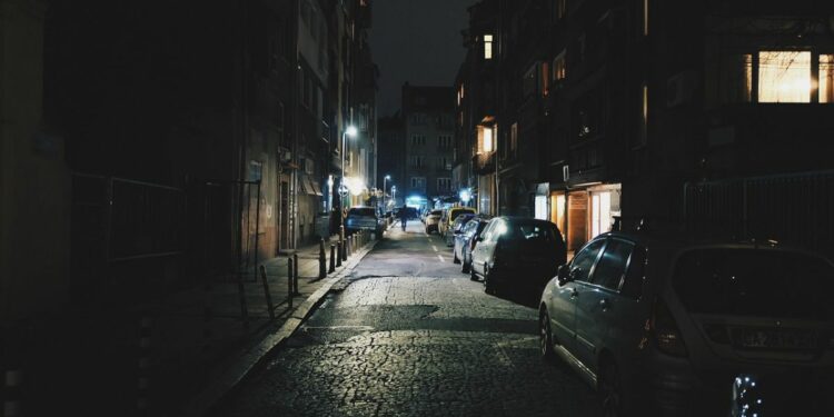 5 Penderitaan Abadi yang Dirasakan Penghuni Rumah di Pinggir Jalan: Jadi Sasaran Kejahatan dan Kena Polusi Suara Tanpa Henti! rumah pinggir jalan raya