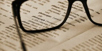 Stop Glorifikasi Guru Bule: Native Speakerism dalam Industri Bahasa Inggris yang Nggak Ada Bedanya dengan Neo Rasisme