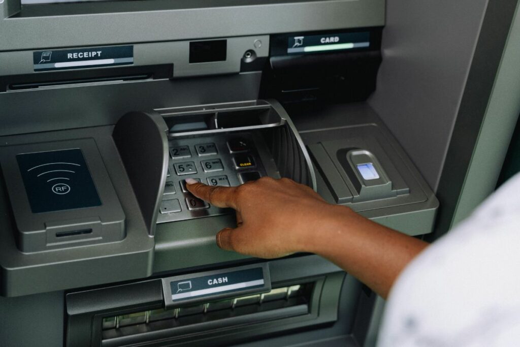 Alasan Saya Lebih Suka Ambil Uang di ATM Indomaret