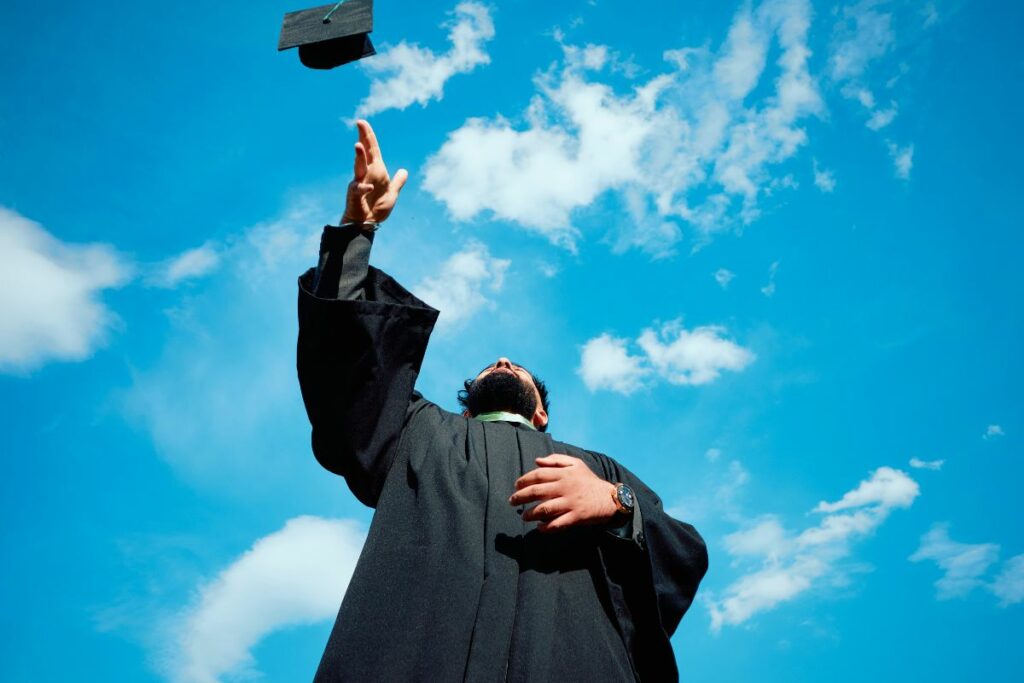 Derita Menyandang Status Sarjana Pertama di Keluarga, Dianggap Pasti Langsung Sukses Nyatanya Gaji Kecil dan Hidup Pas-pasan