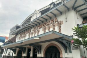 Stasiun Jatinegara Menyimpan Banyak Kenangan, tapi Sayang Trotoarnya Bau Pesing