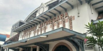 Stasiun Jatinegara Menyimpan Banyak Kenangan, tapi Sayang Trotoarnya Pesing