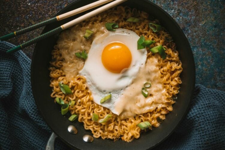 Samyang Terlalu Mahal, Kaum Mendang-Mending Cocoknya Makan Mi Instan Best Wok Korean Spicy Cheese yang Nggak Kalah Enak