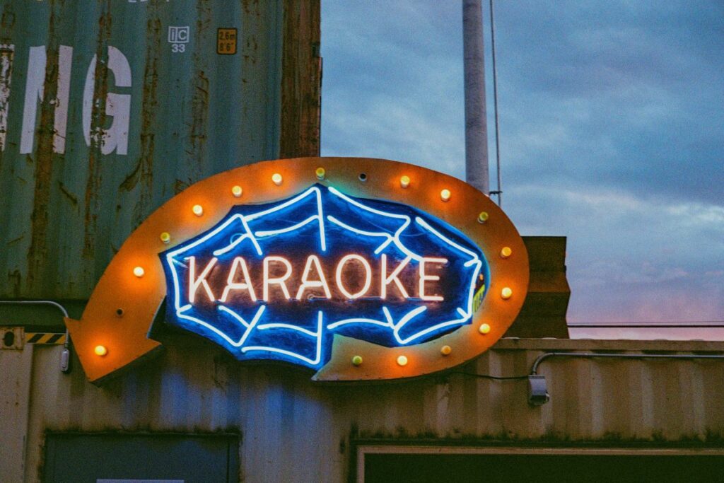 10 Rekomendasi Lagu Karaoke yang Bikin Suasana Pecah dan Suara Fals Termaafkan