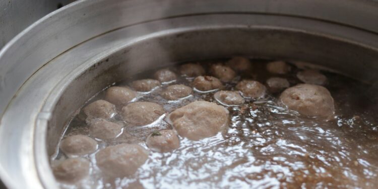 Bagi Saya, Rujak Bakso Adalah Perpaduan Makanan yang Gagal dan Nggak Menggugah Selera