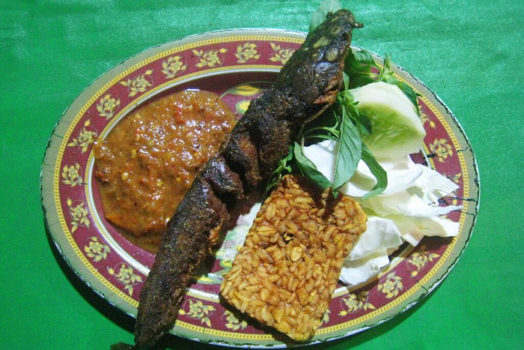 5 Alasan Daun Kemangi Wajib Ada di Setiap Hidangan Pecel Lele