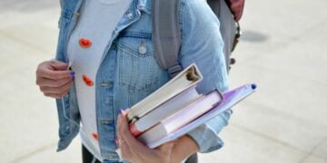 Kuliah di Jurusan Manajemen 8 Semester, Setelah Lulus Baru Sadar kalau Jurusan Ini Nggak Layak Dipilih