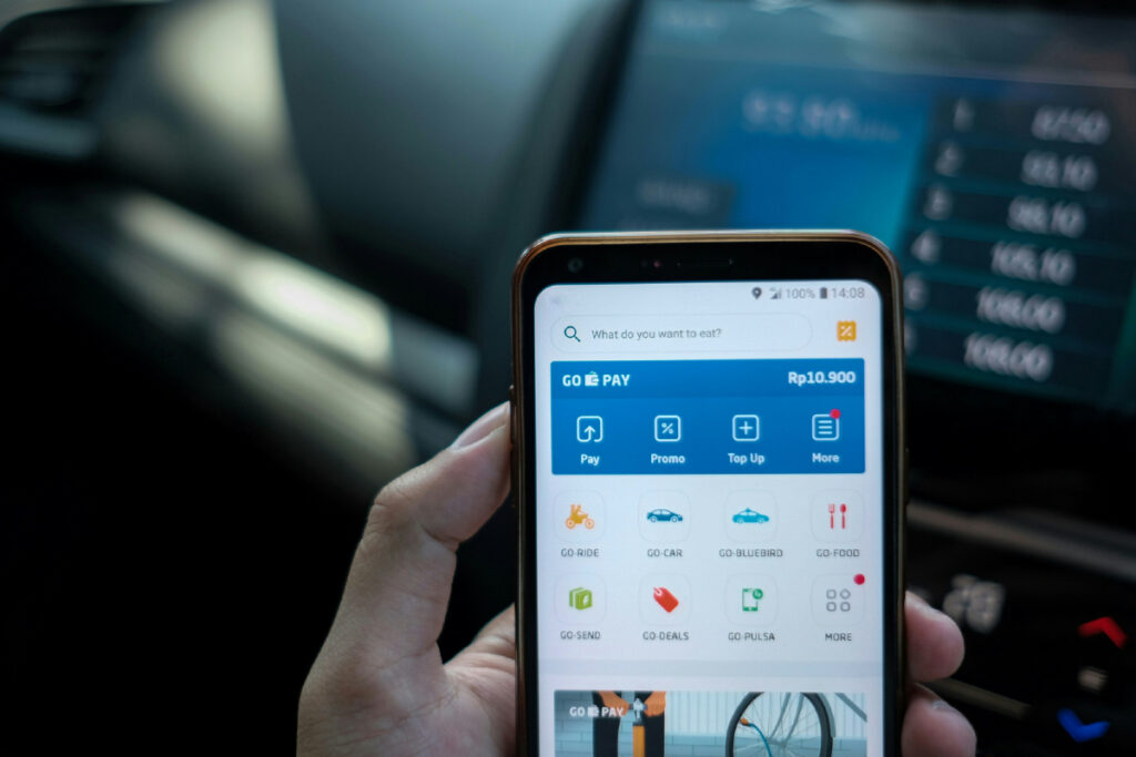 GoPay Lebih Mudah Dipakai, m-Banking Menyulitkan Pengguna (Unsplash)