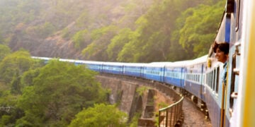 Kereta Api Jauh Lebih Unggul dari Bus Meskipun Tiketnya Mahal (Unsplash)