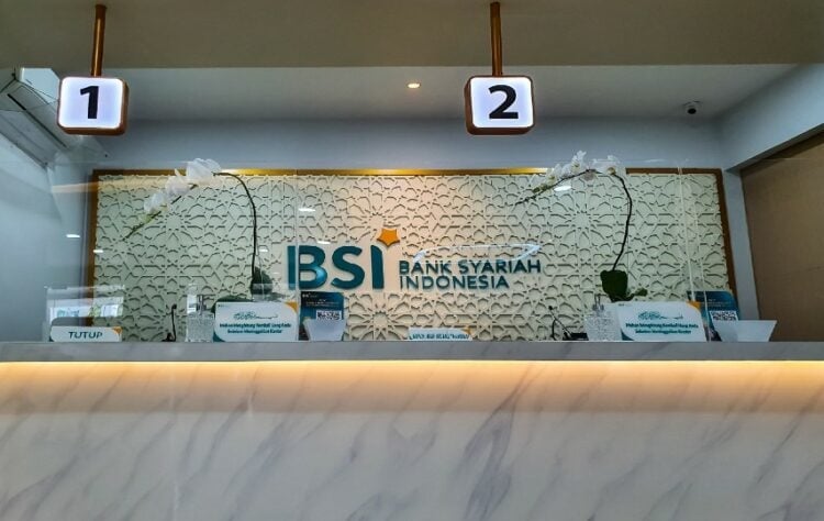 Alasan Saya Memakai Bank Syariah Indonesia (BSI) (Nyanews via Shutterstock.com)