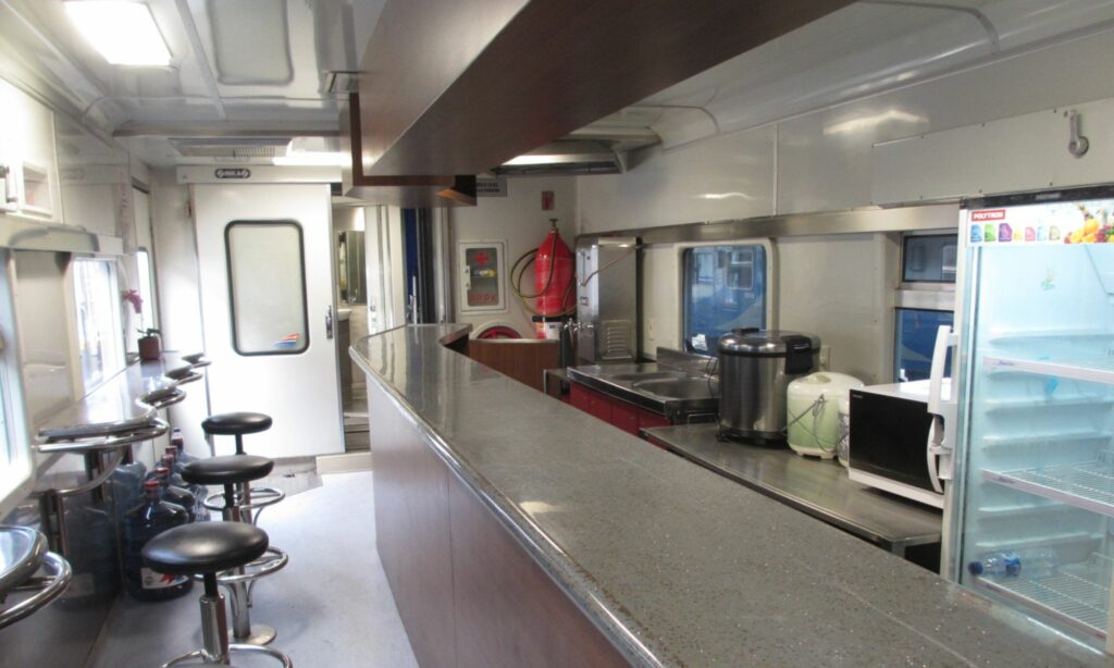 3 Alasan Penumpang Bawa Makanan Sendiri ke Gerbong Restorasi Kereta Mojok.co