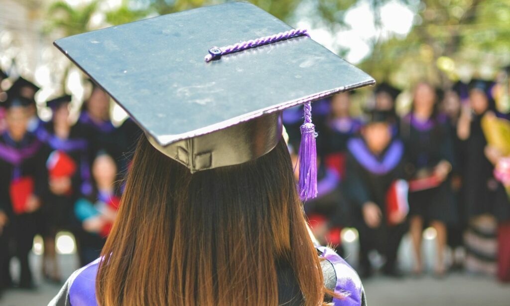 Wisuda Itu Mahal, Saya Menabung Sejak Semester 5 Demi Bisa Mengikutinya (Mojok.co)