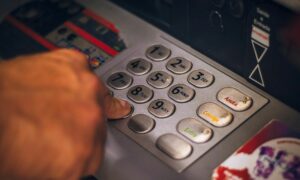 Tarik Uang di ATM Indomaret Memang Praktis, tapi Saya Merasa Kurang Aman