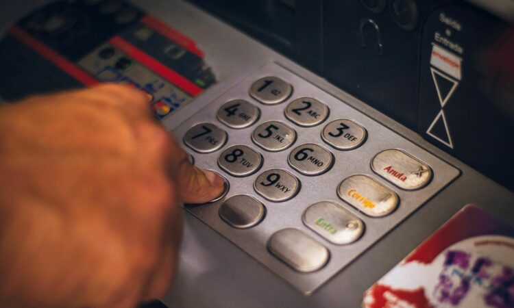 Tarik Uang di ATM Indomaret Memang Praktis, tapi Saya Merasa Kurang Aman Mojok.co