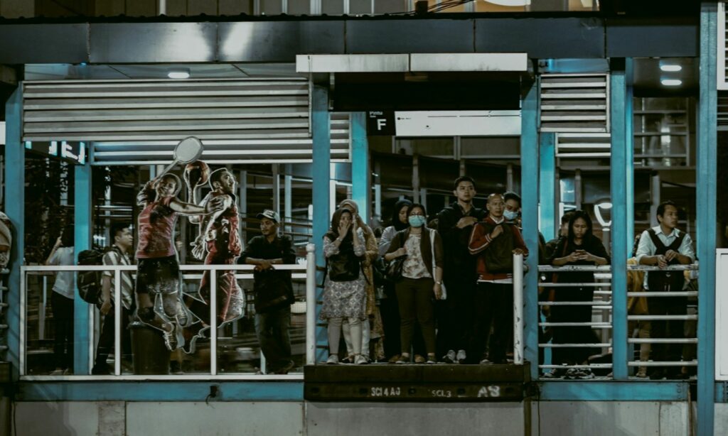 Bukannya Malas, Orang Jakarta Memang “Dipaksa” Nggak Suka Naik Transportasi Umum Mojok.co