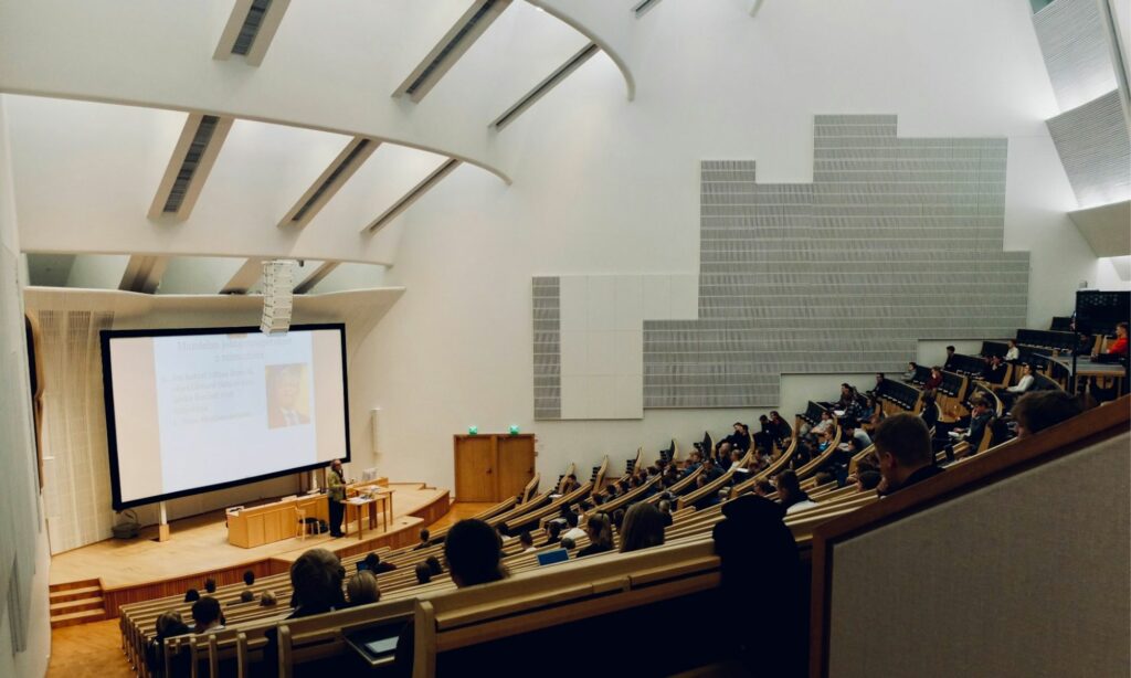 Dosen Muhammadiyah Lebih Layak Jadi Menantu Idaman Dibanding PNS karena Sudah Terjamin Tahan Banting dan Serba Bisa Mojok.co