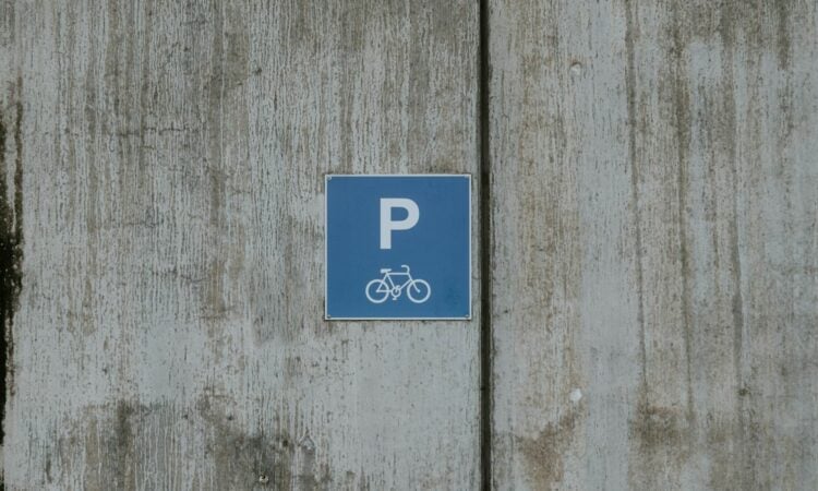 Menghitung Penghasilan Tukang Parkir Purwokerto, Ternyata Memungkinkan untuk Beli Honda Brio Mojok.co