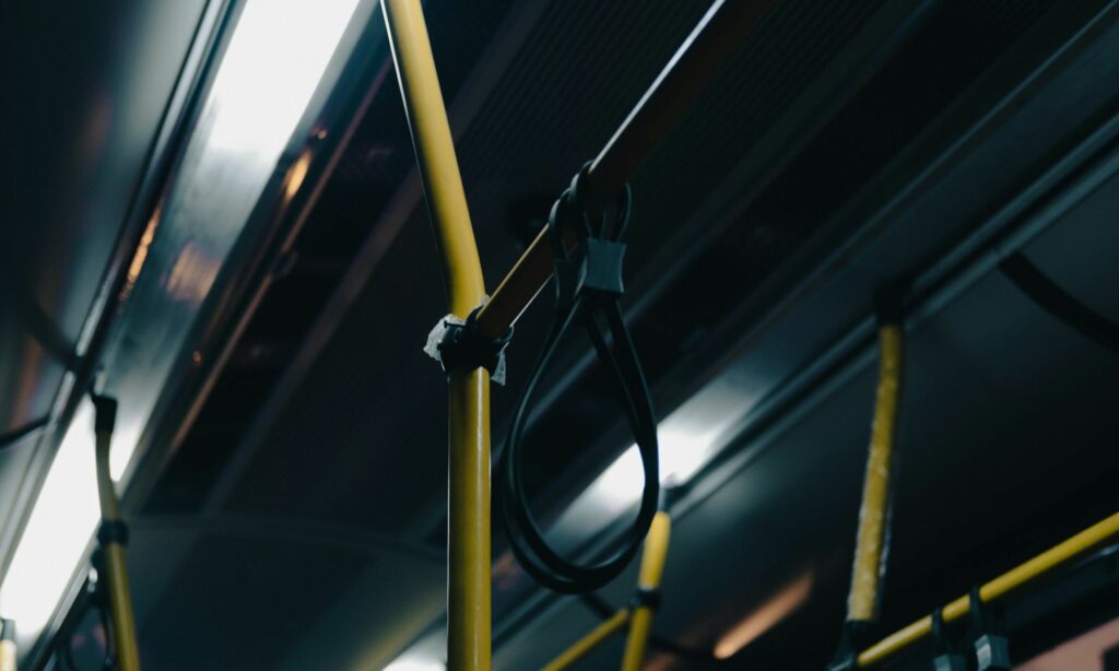 Naik Trans Jatim Bakal Merana kalau Bareng Penumpang Nggak Peka seperti Ini Mojok.co