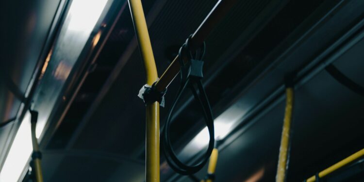 Naik Trans Jatim Bakal Merana kalau Bareng Penumpang Nggak Peka seperti Ini Mojok.co