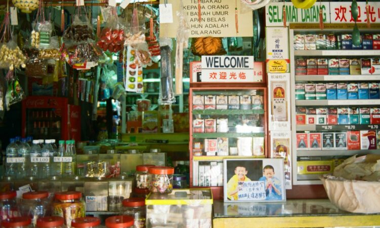 Aturan Tidak Tertulis Belanja di Warung Madura yang Beda Jauh dengan Indomaret dan Alfamart Mojok.co