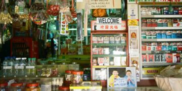 5 Barang yang Tidak Pernah Saya Sangka Warung Madura Menjualnya Mojok.co