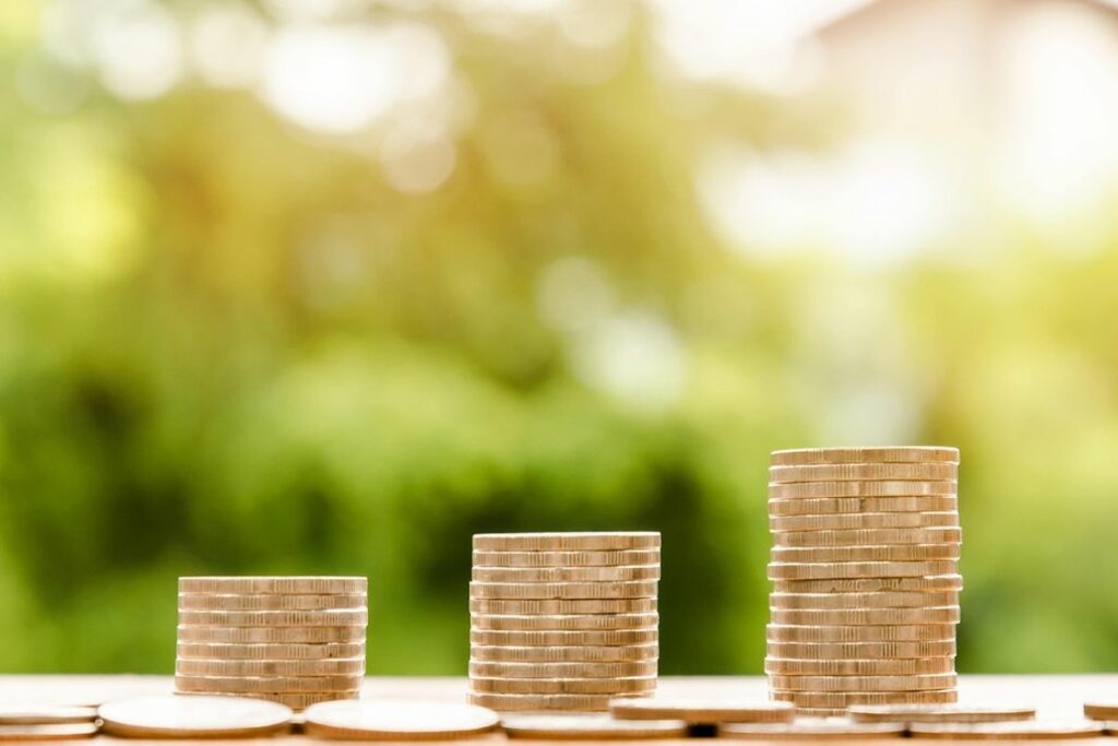 Kuliah Mahal, Gaji Minimal: UMR Bukan Upah Layak untuk Sarjana Fresh Graduate, Itu Penghinaan!