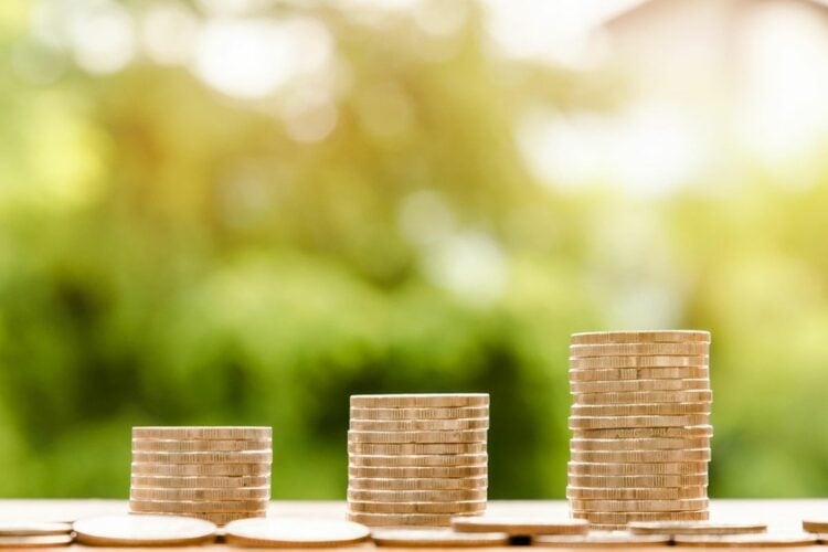 Kuliah Mahal, Gaji Minimal: UMR Bukan Upah Layak untuk Sarjana Fresh Graduate, Itu Penghinaan!