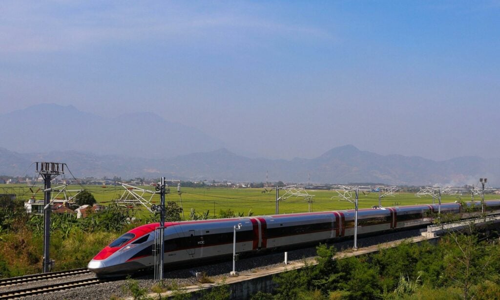 Pengalaman Naik Whoosh Pertama Kali, Kereta Cepat Jakarta-Bandung yang Bikin Mental Orang Kabupaten Jiper Mojok.co