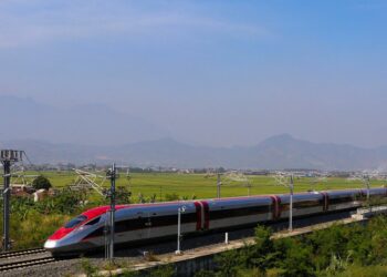 Pengalaman Naik Whoosh Pertama Kali, Kereta Cepat Jakarta-Bandung yang Bikin Mental Orang Kabupaten Jiper Mojok.co KA Feeder Whoosh