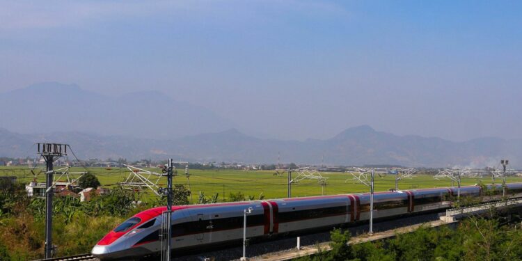 Pengalaman Naik Whoosh Pertama Kali, Kereta Cepat Jakarta-Bandung yang Bikin Mental Orang Kabupaten Jiper Mojok.co