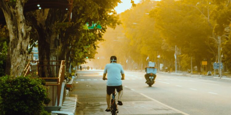 Terpeleset Rel Kereta Api di Jalan Slamet Riyadi Solo, Bahaya Tersembunyi yang Jarang Disadari Pendatang Mojok.co